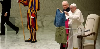 Pope Francis kisses Ukrainian flag and condemns “massacre of Bucha”