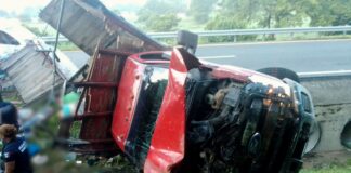 Tragic Accident in Mexico: Smuggling Truck Overturns, Killing 10 and Injuring 17