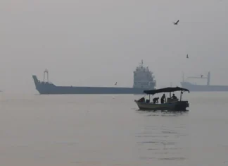Tanker Hit North of Qatar as Iran Warns It Will Close Hormuz Routes