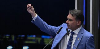 Bolsonaro flees Brazil — Flavio Bolsonaro speaking in Brazil's Senate (file photo)