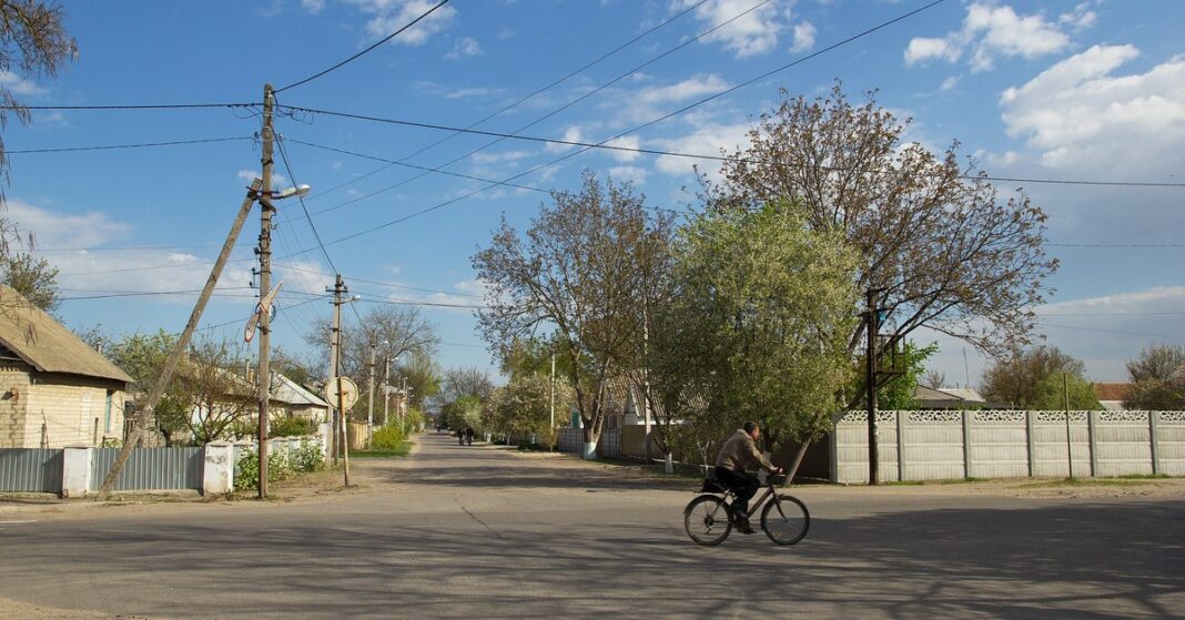Oleshky evacuations — a street in Oleshky, Kherson region (file photo)