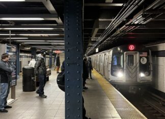 Man Fatally Shot on Midtown Subway Platform After Dispute, Police Say The northbound platform at the Seventh Avenue and 53rd Street station in Midtown Manhattan with an E train arriving (Photo: IliketrainsR2I1T / Wikimedia Commons, CC BY 4.0)